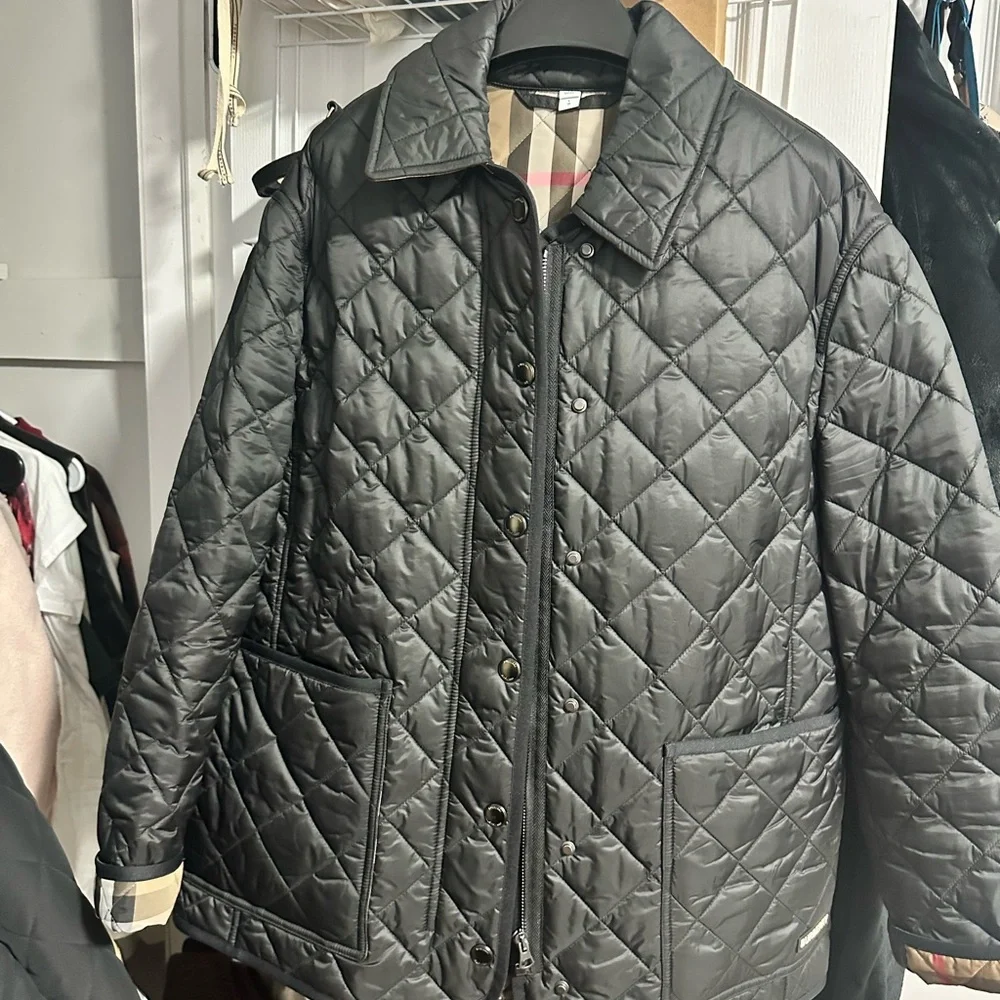 Burberry Black Quilted Puffer Jacket with Signature Check Lining - Picture 4 of 10